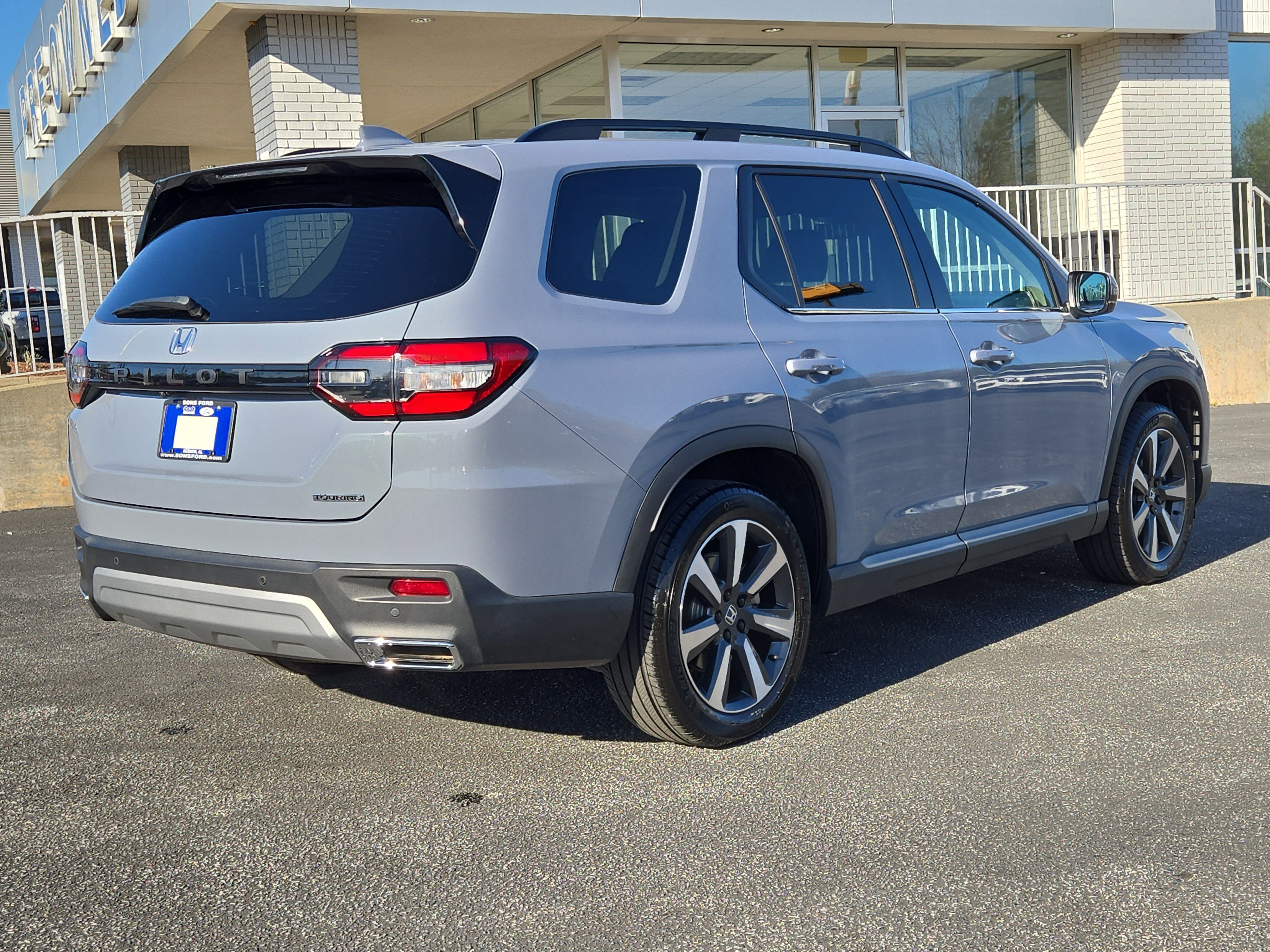 Used 2024 Honda Pilot Touring image 4