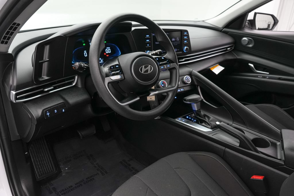 Used 2025 Hyundai Elantra SE FWD image 12