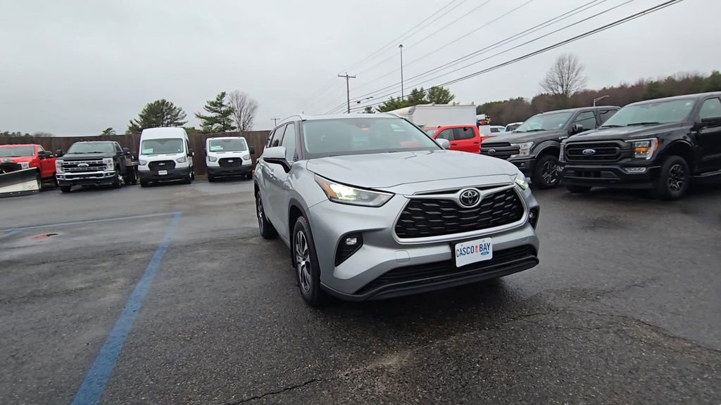 Used 2022 Toyota Highlander XLE AWD/4WD image 14