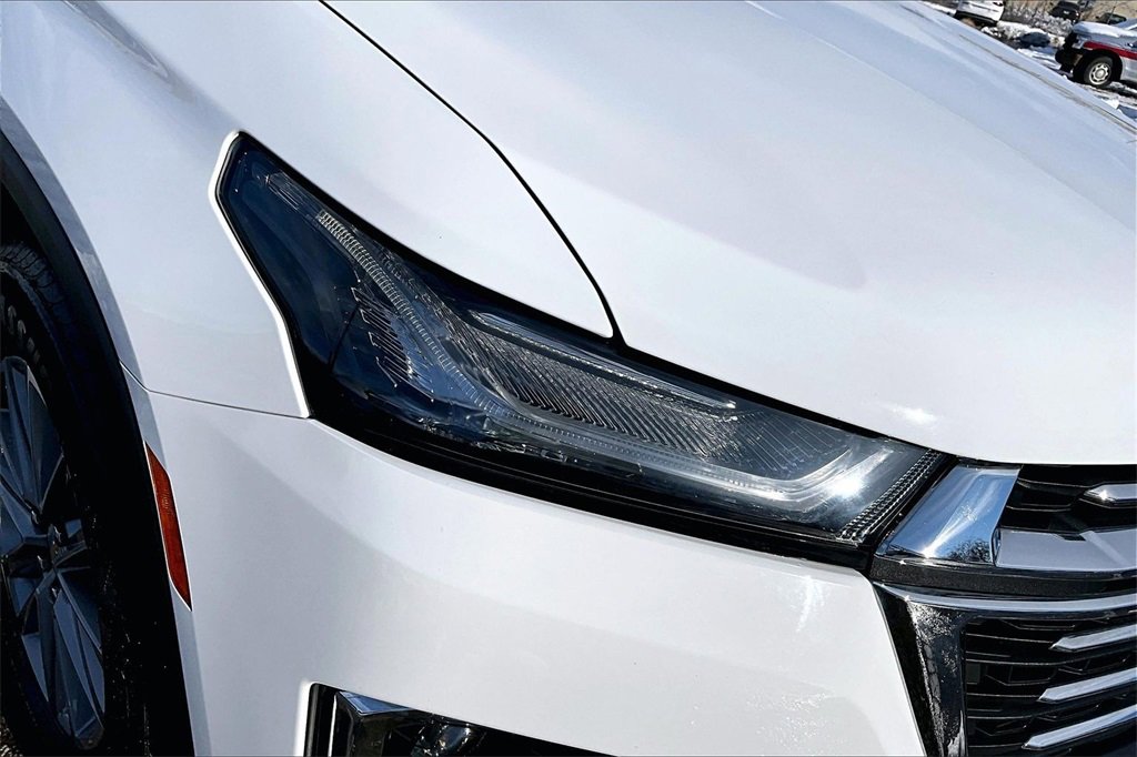 Used 2022 Chevrolet Traverse LT image 30