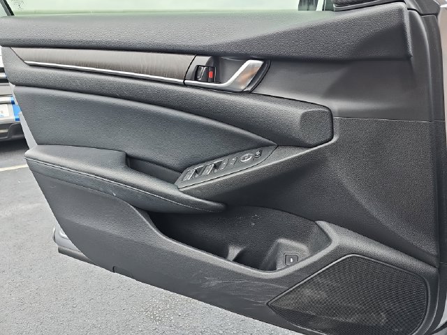 Used 2018 Honda Accord EX image 31