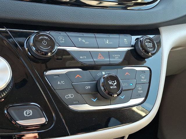 Used 2023 Chrysler Pacifica Touring-L image 16