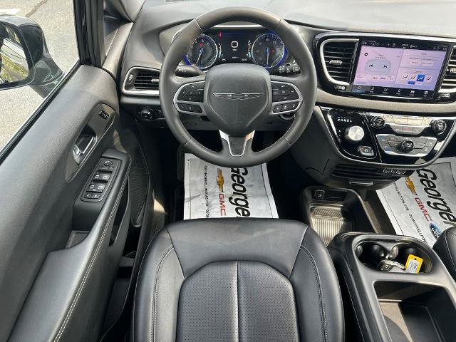 Used 2025 Chrysler Pacifica Select FWD image 6