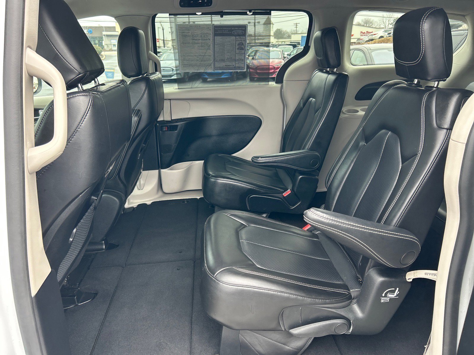 Used 2023 Chrysler Pacifica Touring-L image 8