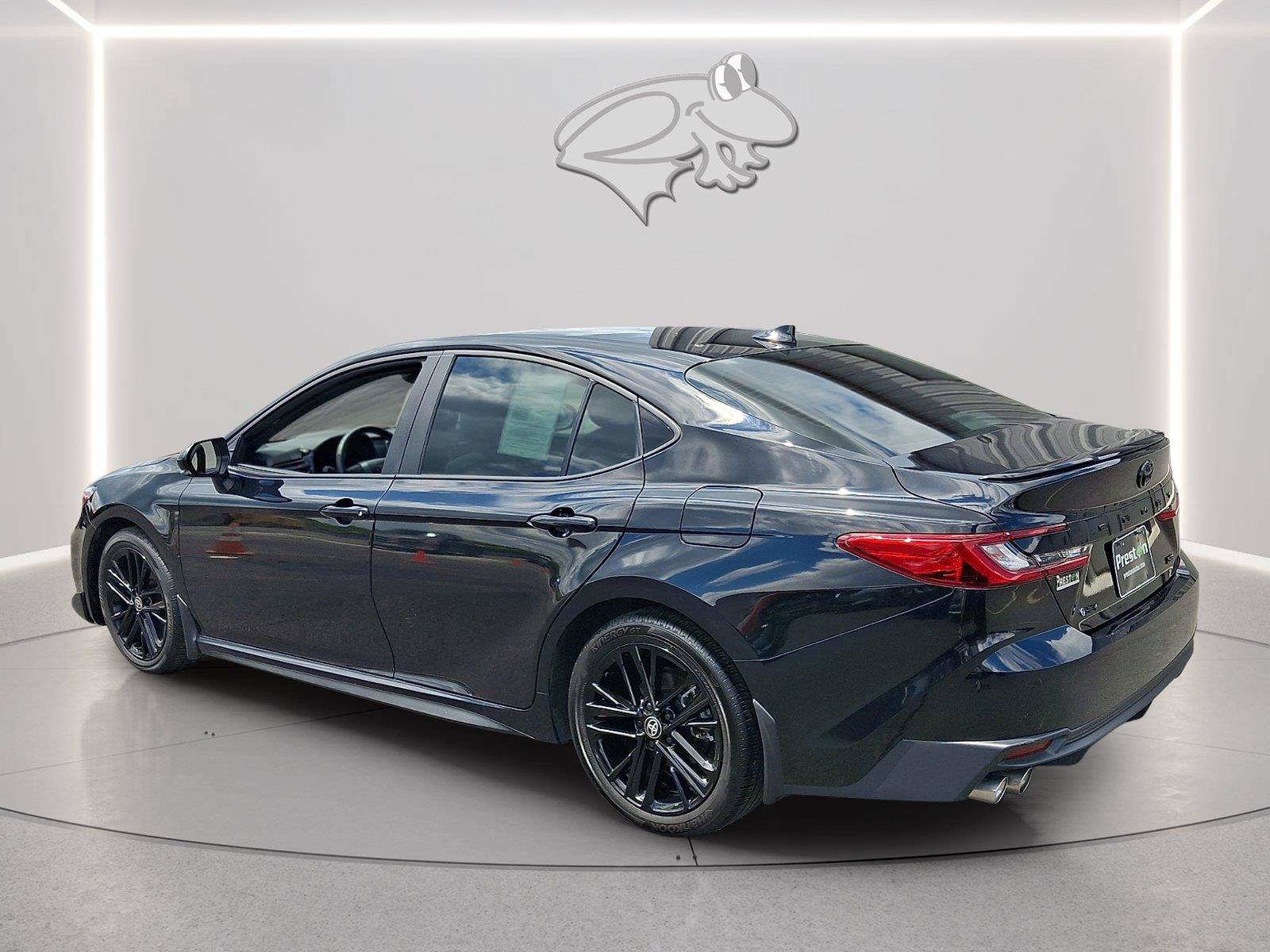 Used 2025 Toyota Camry SE FWD image 3