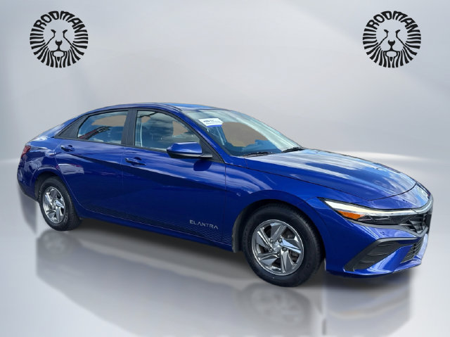 Used 2024 Hyundai Elantra SE FWD image 3