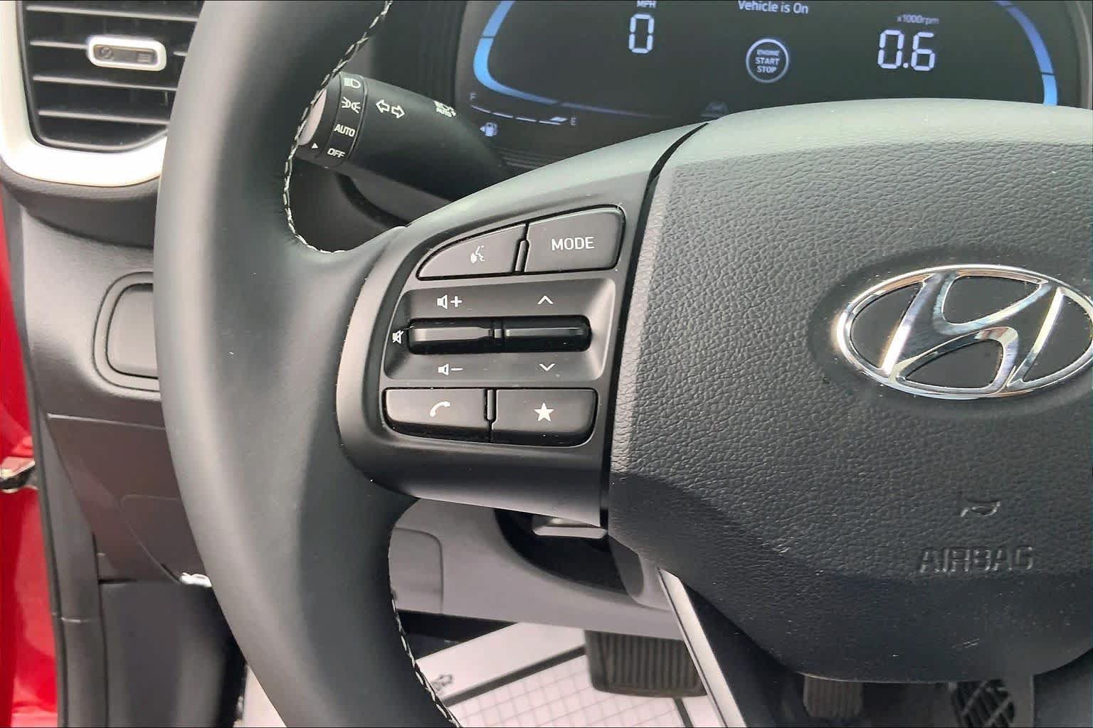 Used 2024 Hyundai Venue Limited FWD image 23
