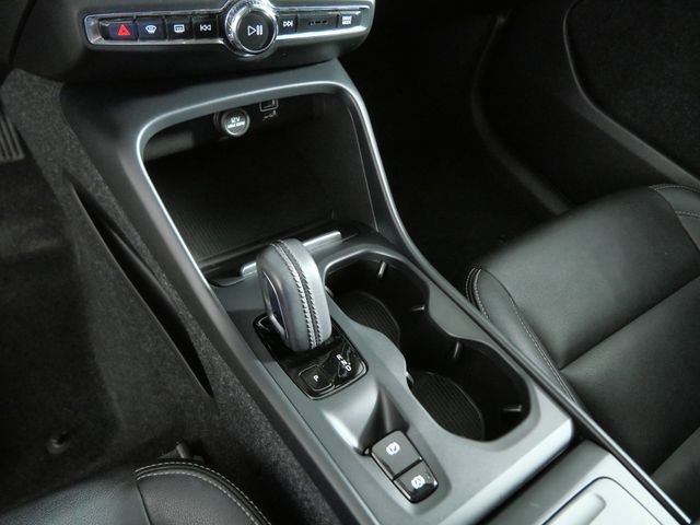Used 2021 Volvo XC40 T4 Momentum FWD image 18