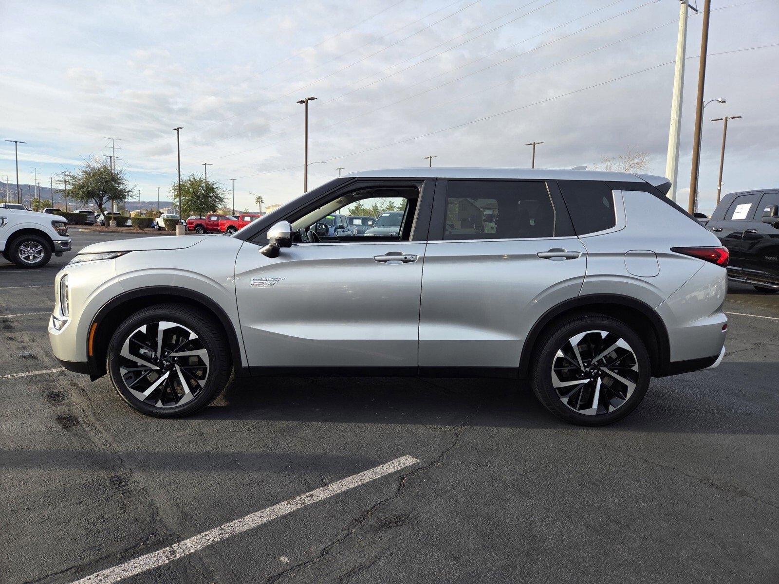 Used 2024 Mitsubishi Outlander 4WD Plug-In Hybrid image 2