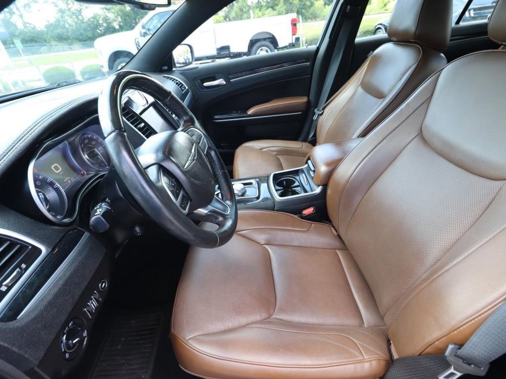 Used 2019 Chrysler 300 Limited RWD image 2