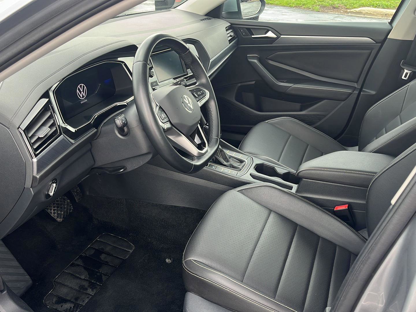 Used 2024 Volkswagen Jetta SE image 9