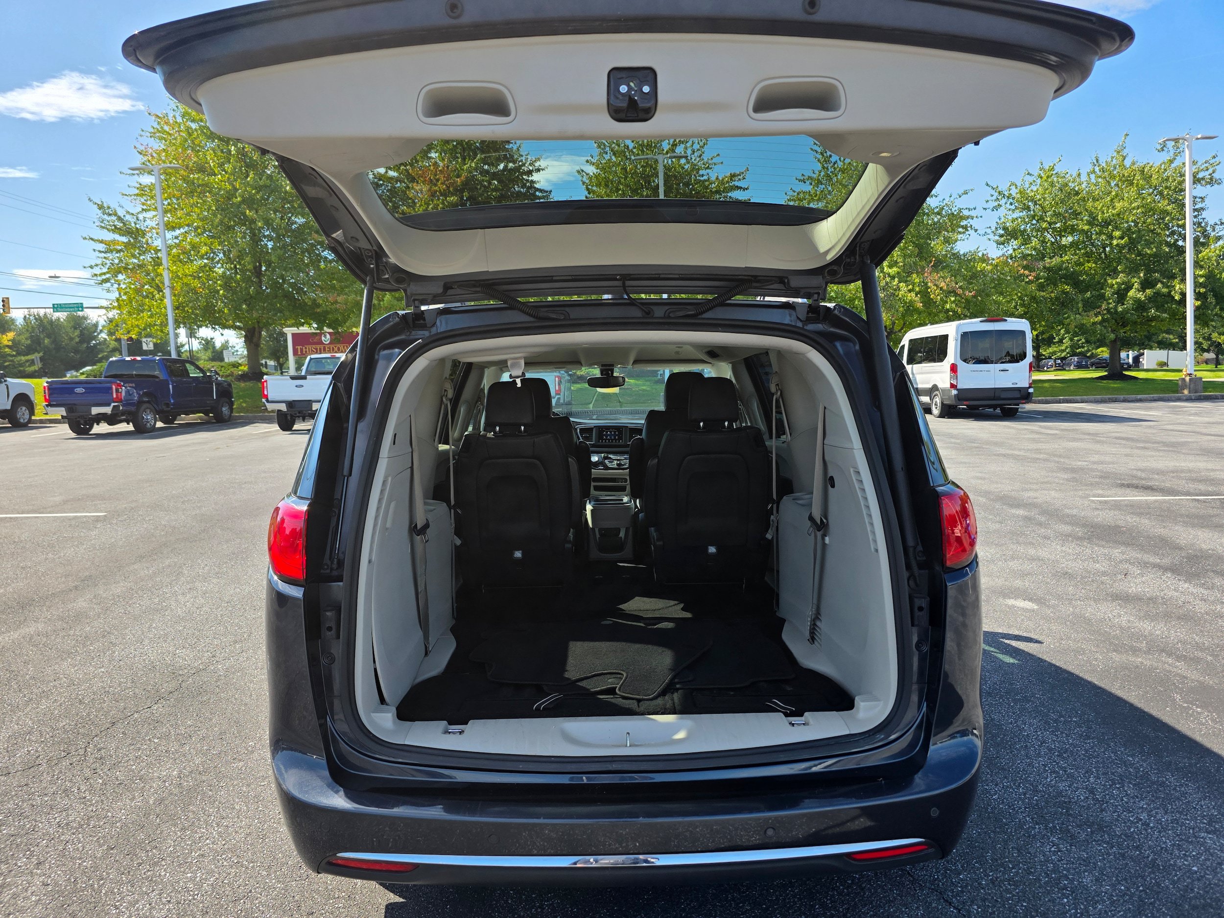 Used 2020 Chrysler Pacifica Touring-L FWD image 9