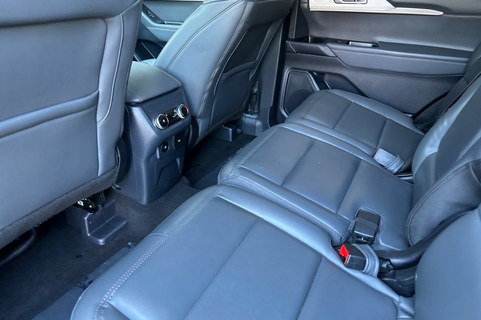 Certified 2025 Ford Explorer Active w/ Active Comfort Package AWD/4WD image 14