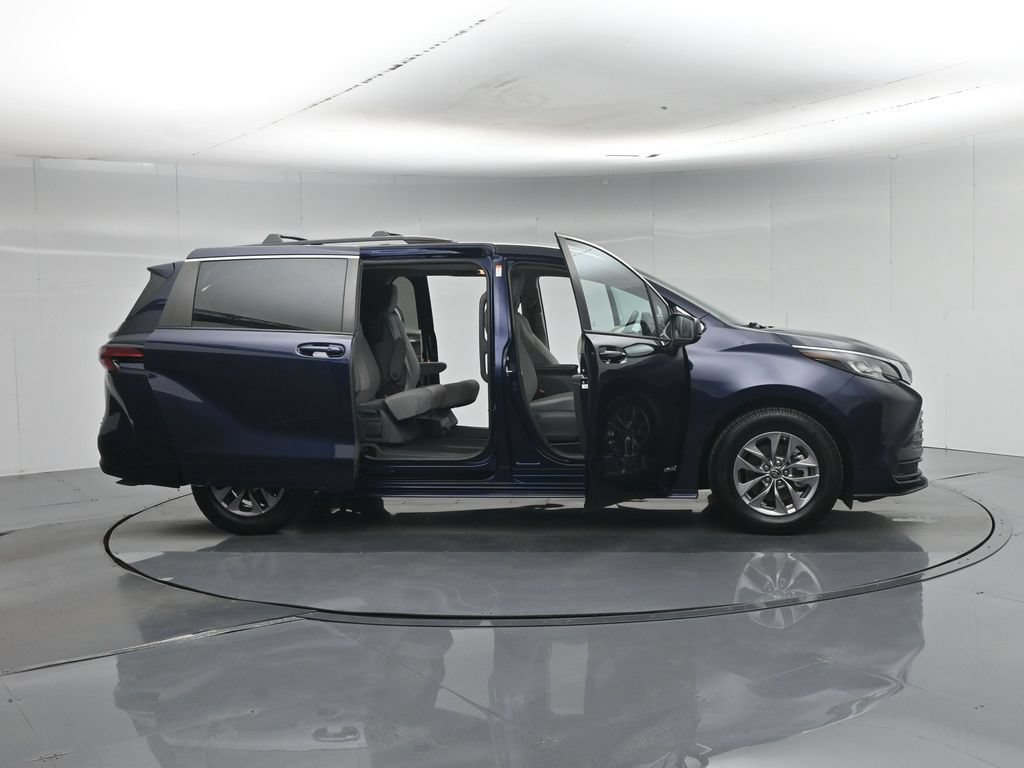 Used 2021 Toyota Sienna LE w/ LE Plus Package FWD image 5