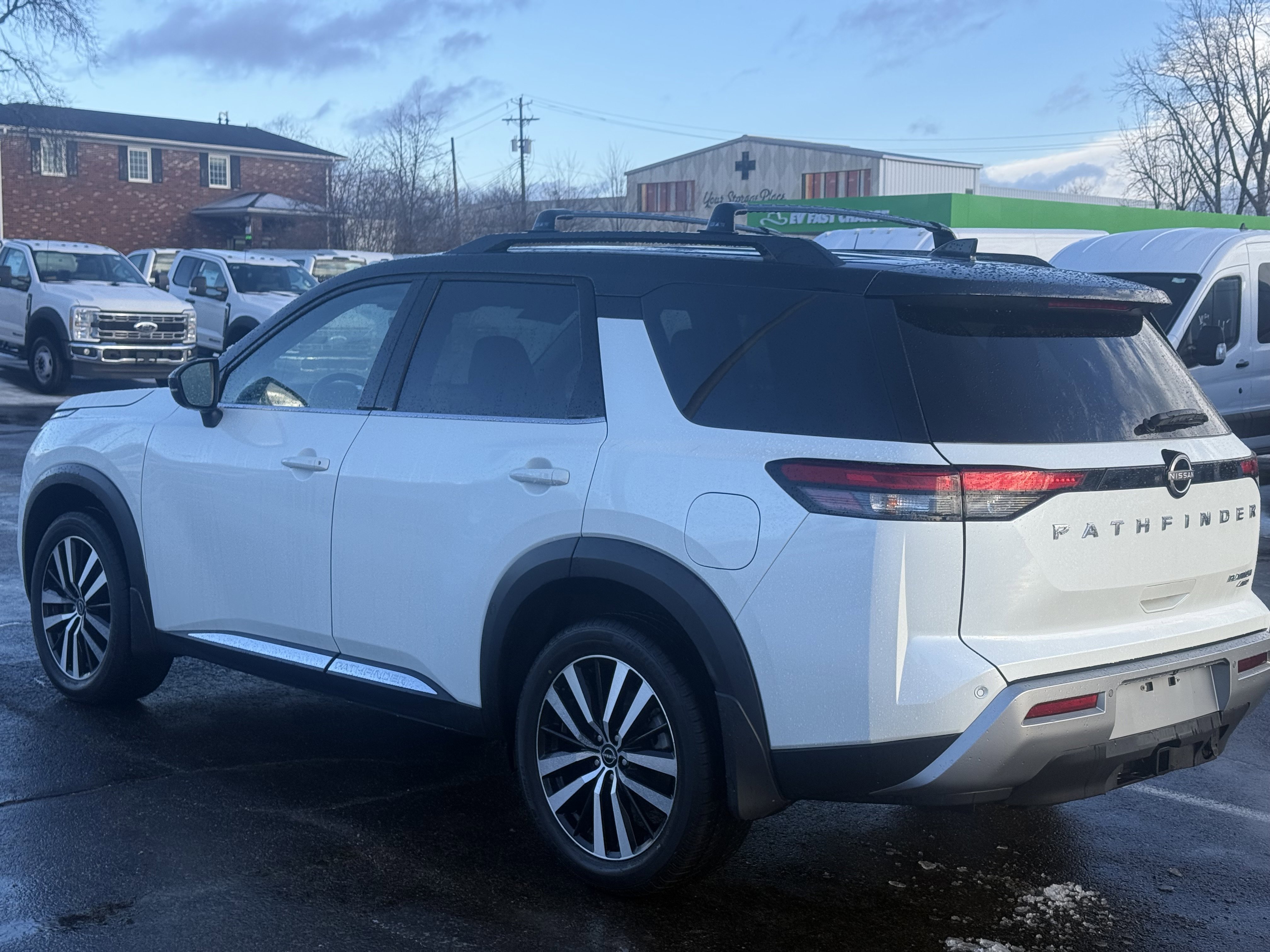 Used 2024 Nissan Pathfinder Platinum image 4