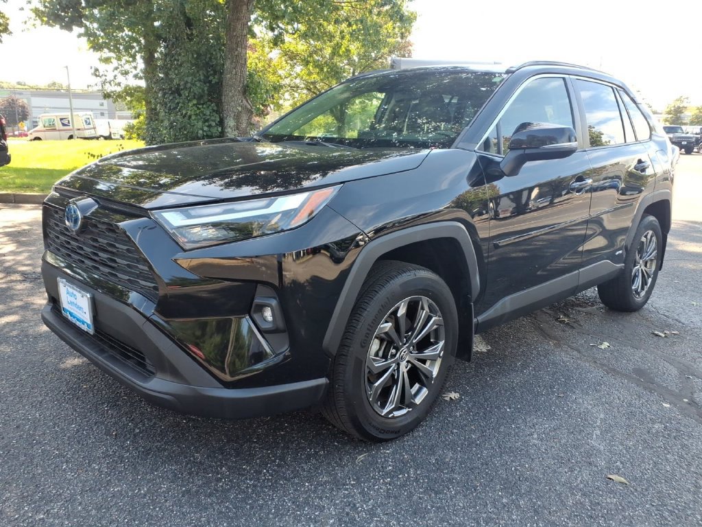 Used 2022 Toyota RAV4 XLE Premium AWD/4WD image 5