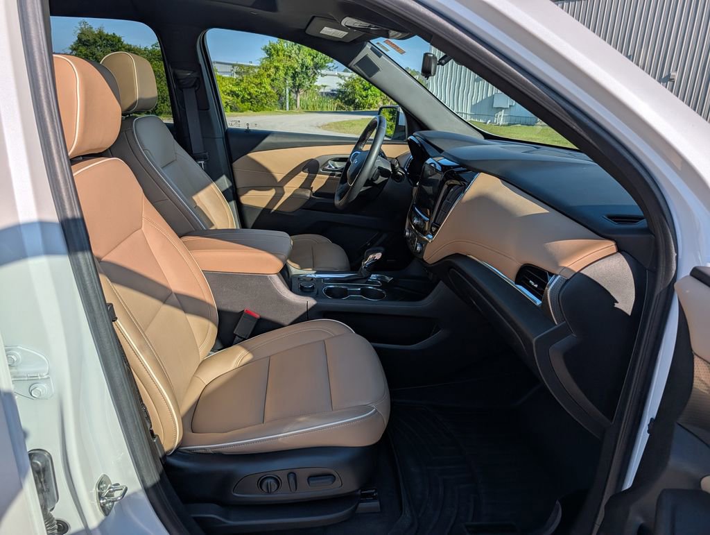 Used 2023 Chevrolet Traverse Premier FWD image 22