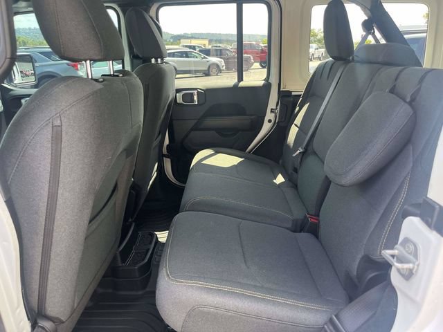 Used 2025 Jeep Wrangler Unlimited Sahara AWD/4WD image 15