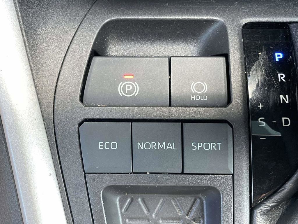 Used 2022 Toyota RAV4 LE image 22