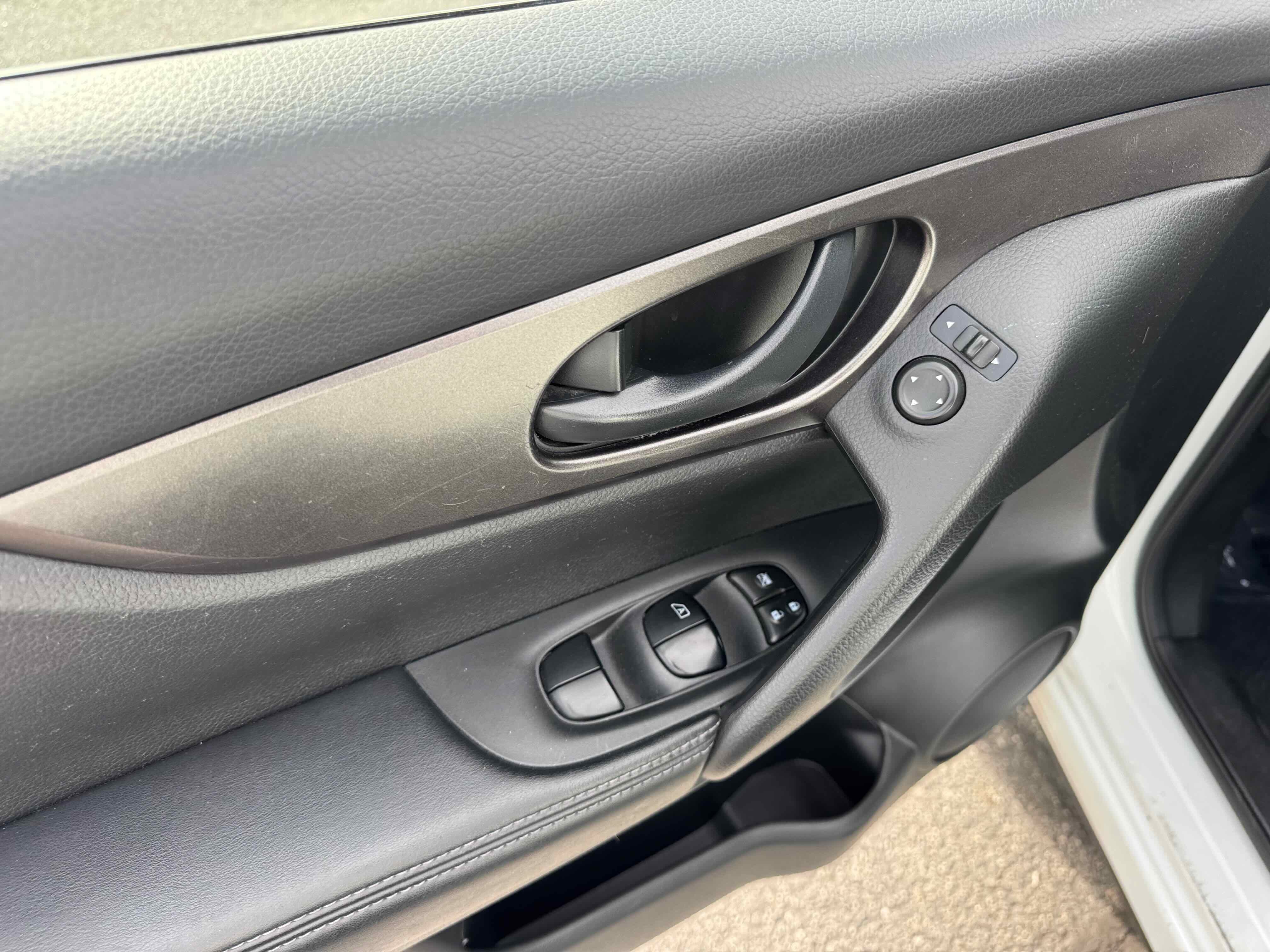 Used 2018 Nissan Rogue Sport S image 16