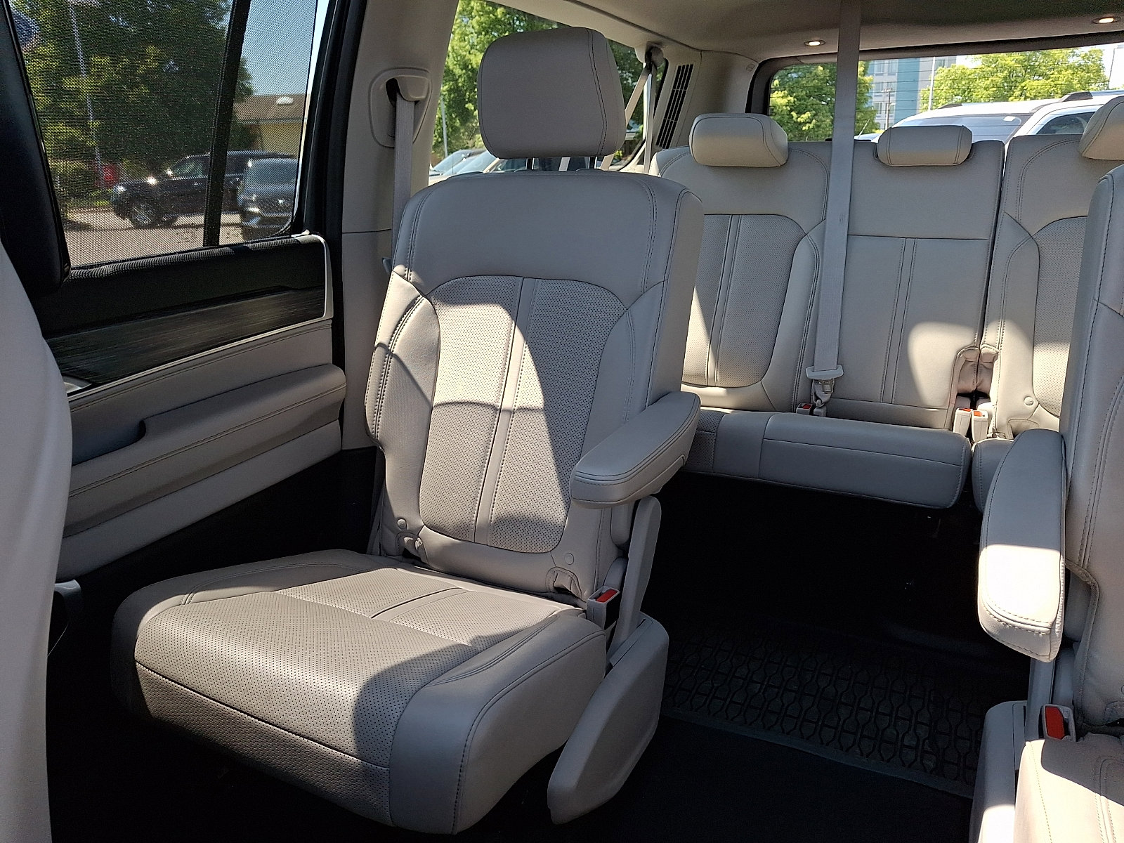 Used 2024 Jeep Wagoneer L Series III w/ Premium Group I AWD/4WD image 18