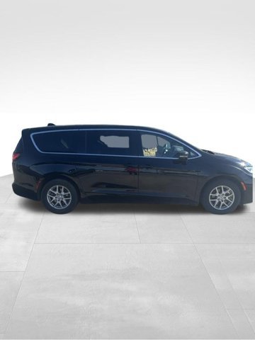 Used 2025 Chrysler Pacifica Select FWD image 1