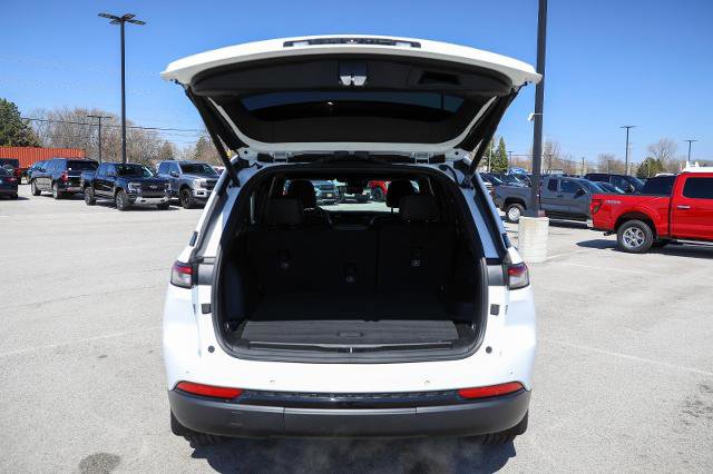 Used 2022 Jeep Grand Cherokee Altitude AWD/4WD image 11