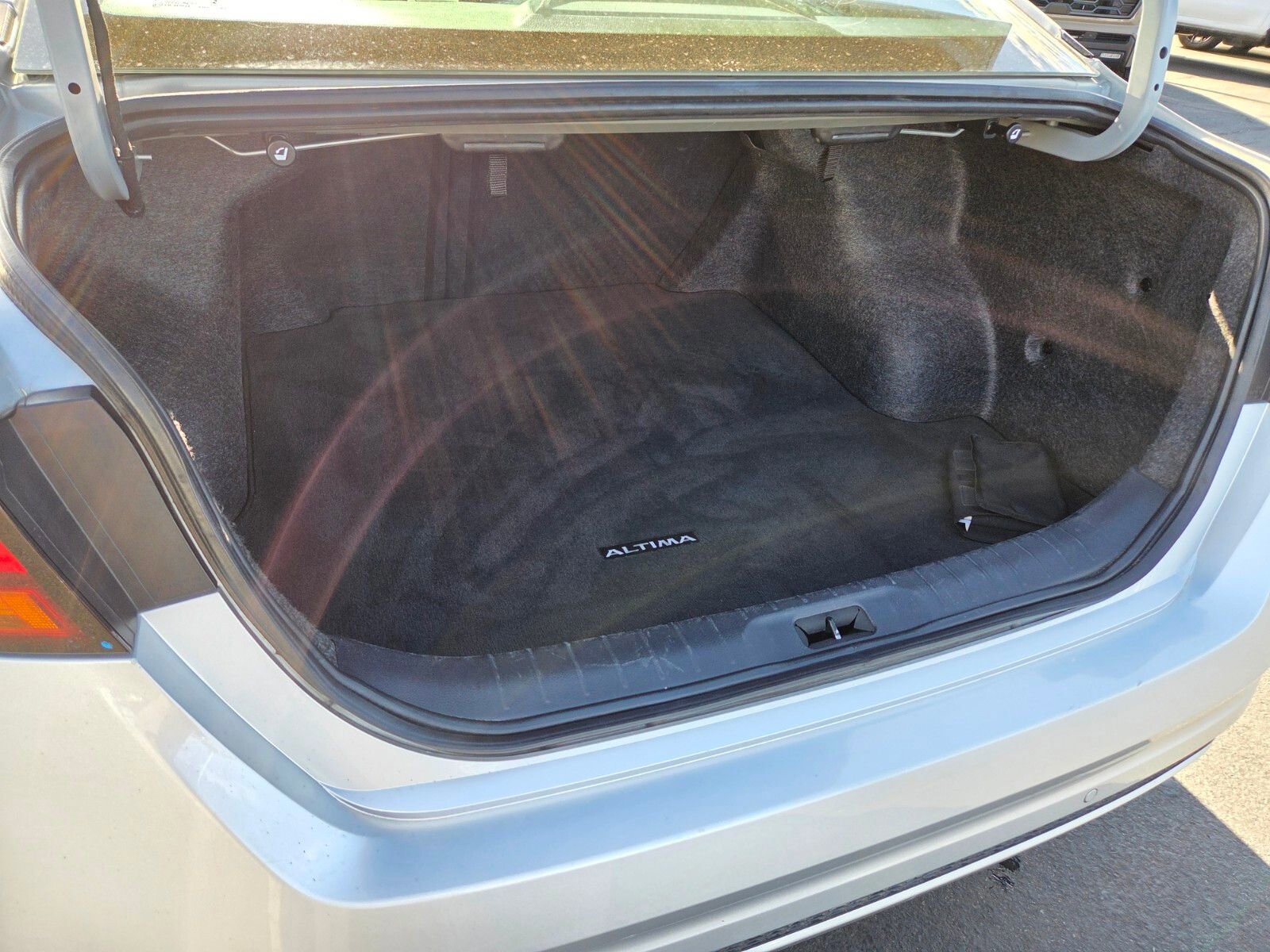 Used 2024 Nissan Altima 2.5 SV FWD image 13