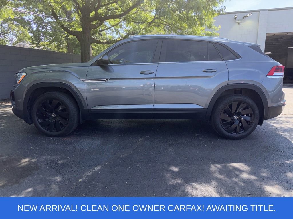 Used 2024 Volkswagen Atlas Cross Sport SE w/ Panoramic Sunroof Package FWD image 2