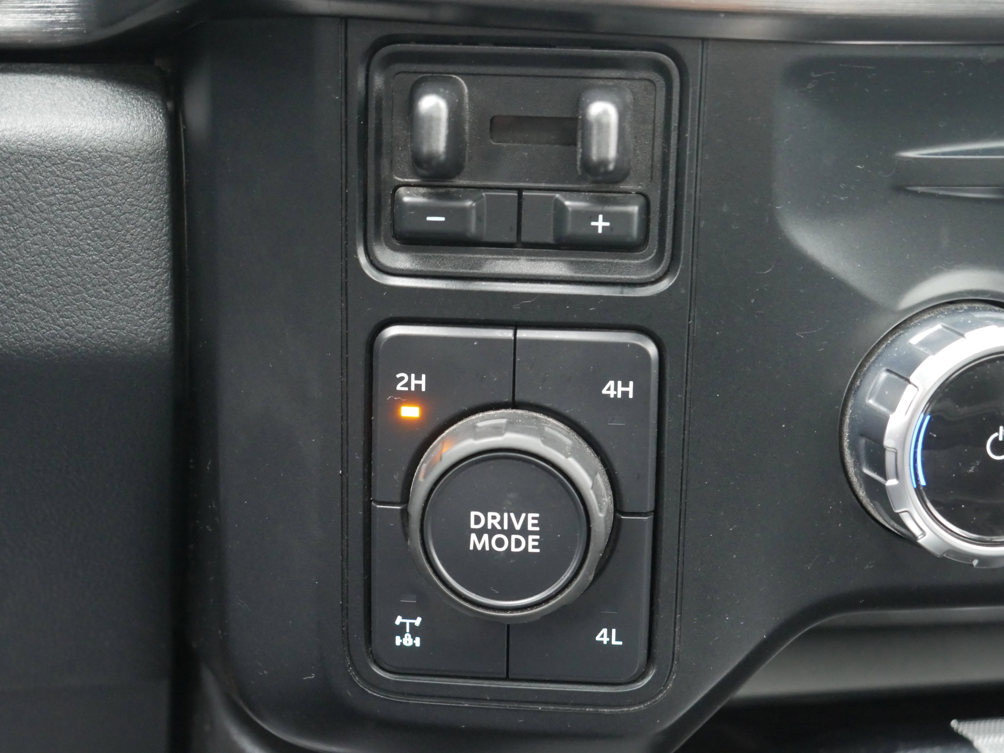 Certified 2023 Ford F350 Lariat w/ Black Appearance Package image 10