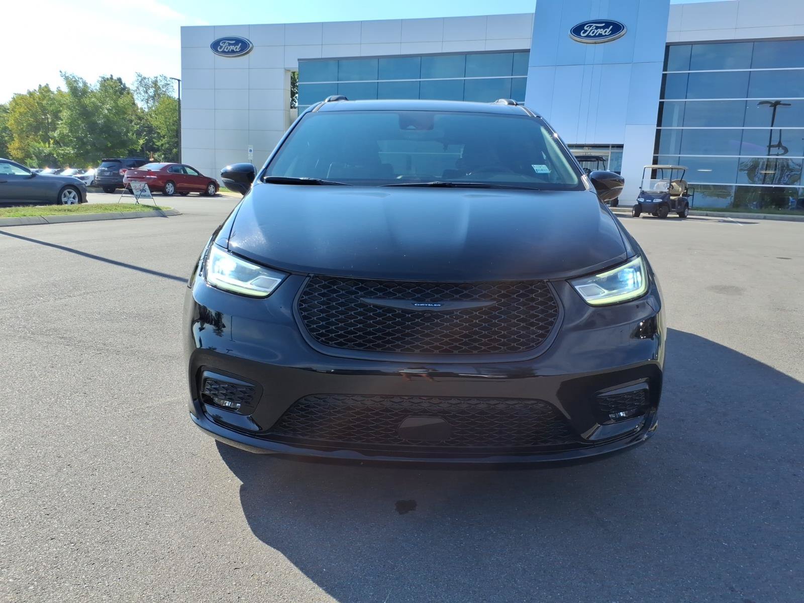 Used 2025 Chrysler Pacifica Limited FWD image 8