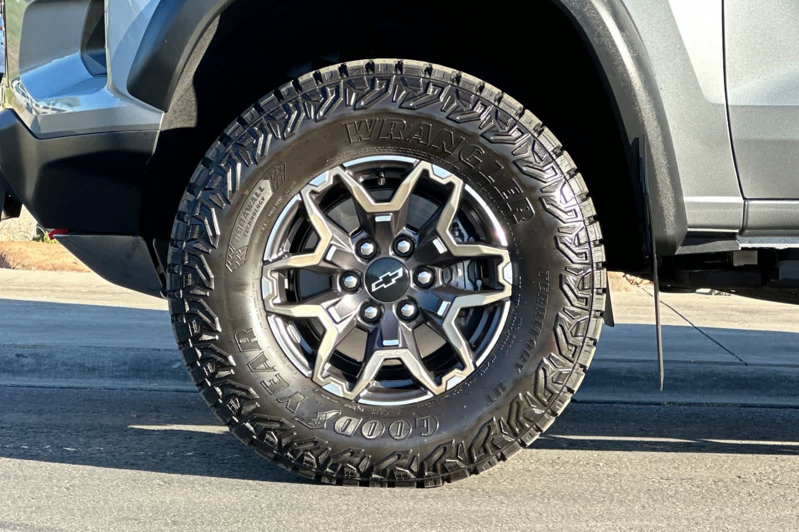 Used 2026 Chevrolet Colorado ZR2 w/ Technology Package AWD/4WD image 25
