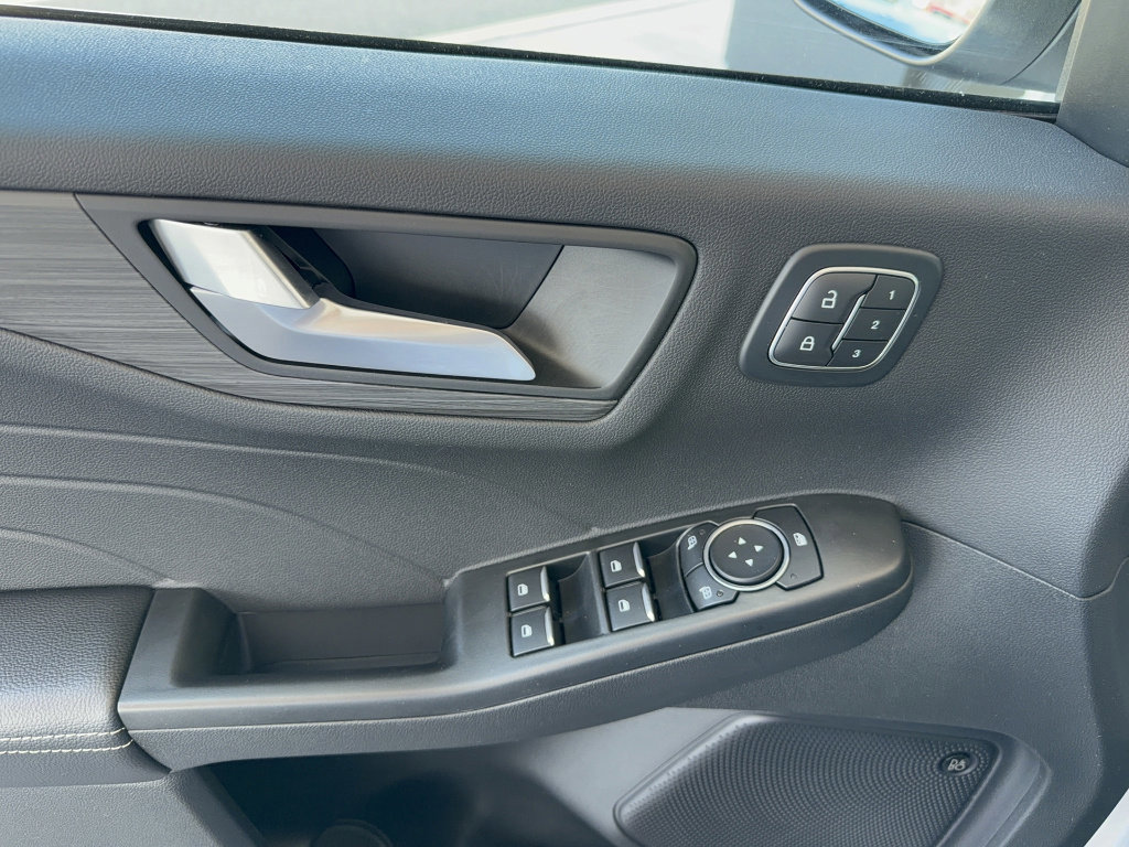 Certified 2025 Ford Escape SE w/ PHEV Premium Package image 9