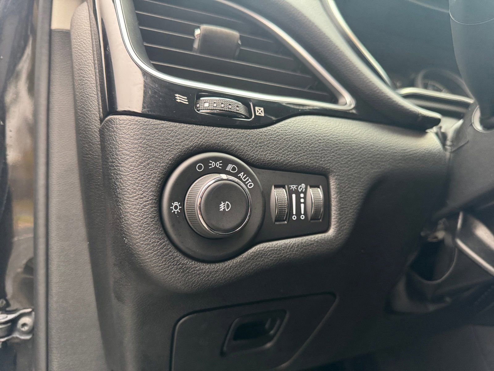 Used 2021 Jeep Cherokee Latitude Plus image 19