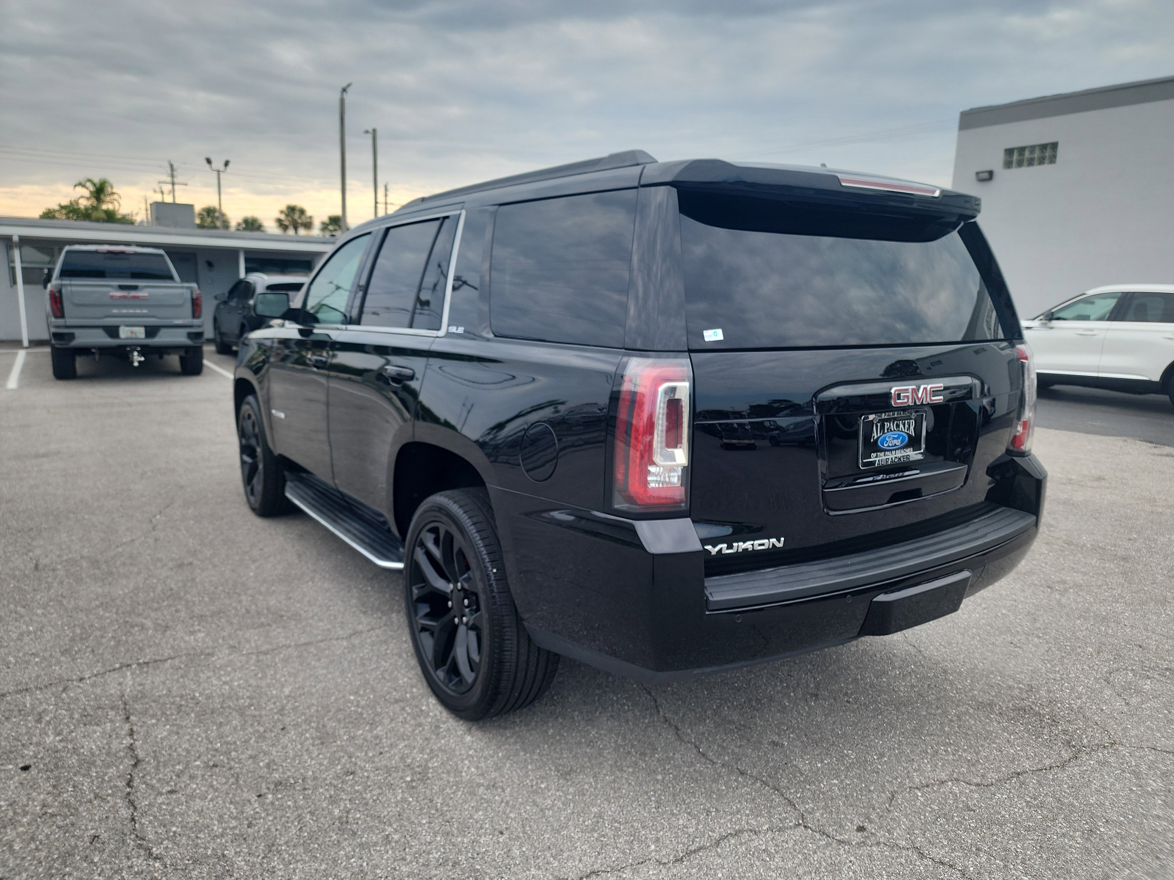 Used 2018 GMC Yukon SLE RWD image 3