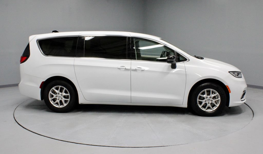 Used 2024 Chrysler Pacifica Touring-L FWD image 5