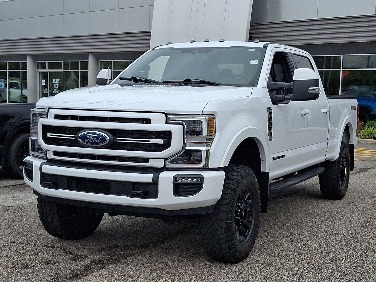 Certified 2022 Ford F350 Lariat w/ Tremor Off-Road Package AWD/4WD image 4