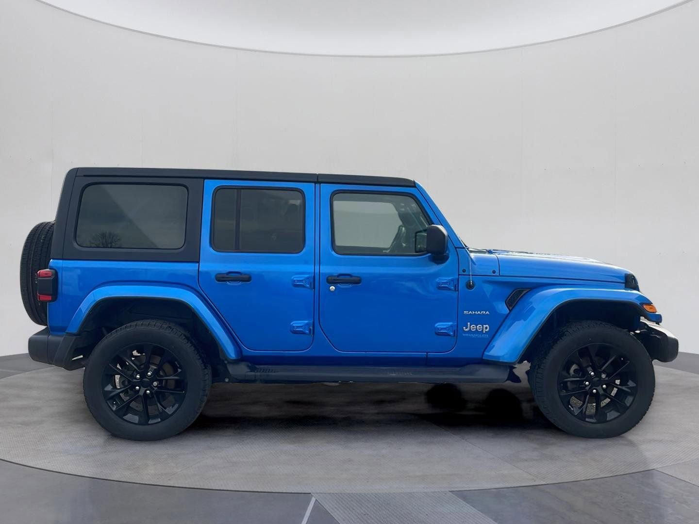 Used 2021 Jeep Wrangler Unlimited Sahara w/ Cold Weather Group AWD/4WD image 7