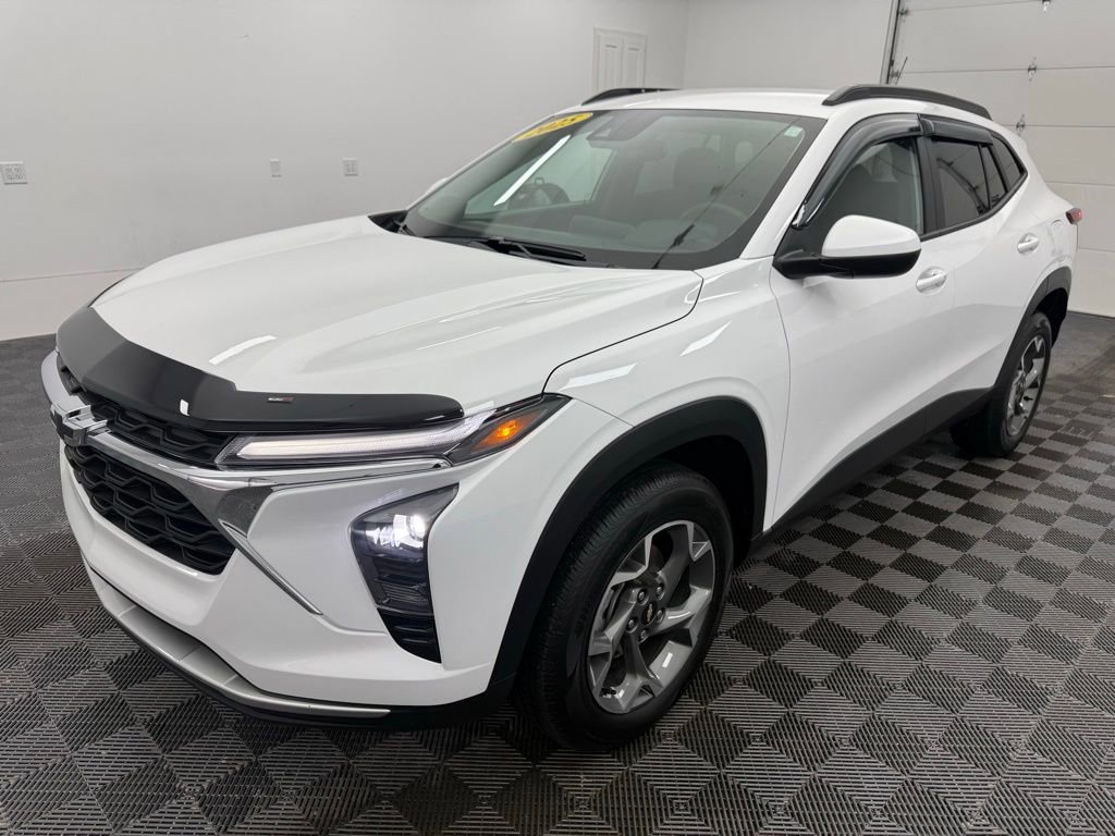 Used 2025 Chevrolet Trax LT w/ Driver Confidence Package image 8