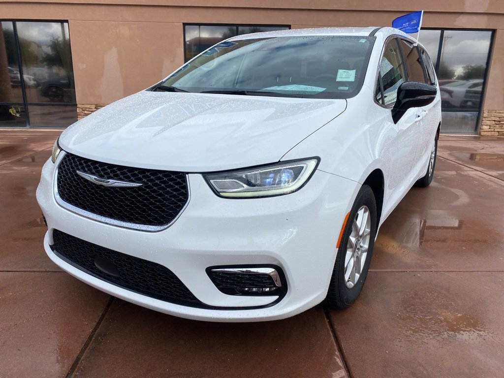 Used 2024 Chrysler Pacifica Touring-L image 2