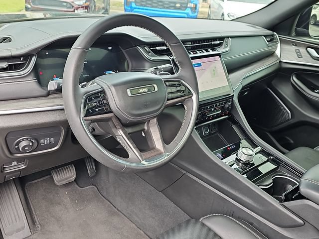 Used 2023 Jeep Grand Cherokee Overland w/ Luxury Tech Group IV AWD/4WD image 18