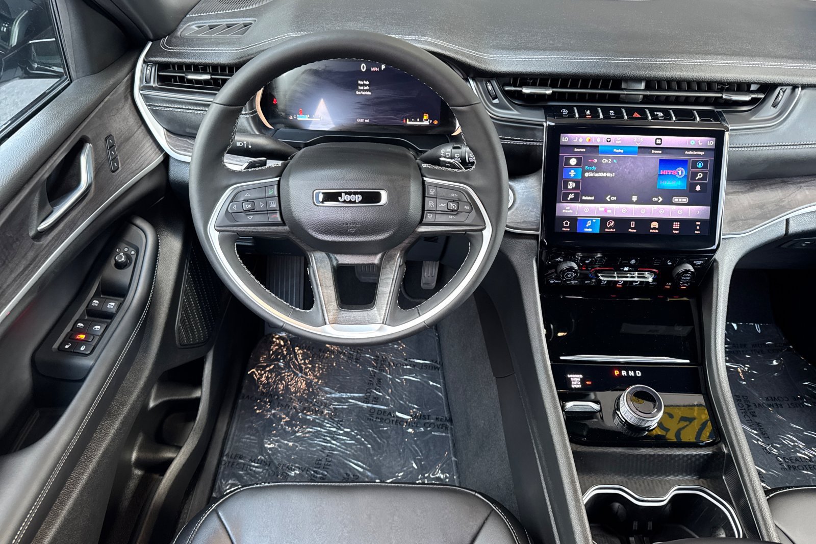 Used 2025 Jeep Grand Cherokee L Limited w/ Black Appearance Package AWD/4WD image 15