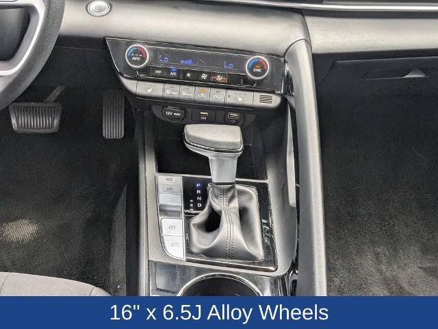 Used 2022 Hyundai Elantra Blue FWD image 17