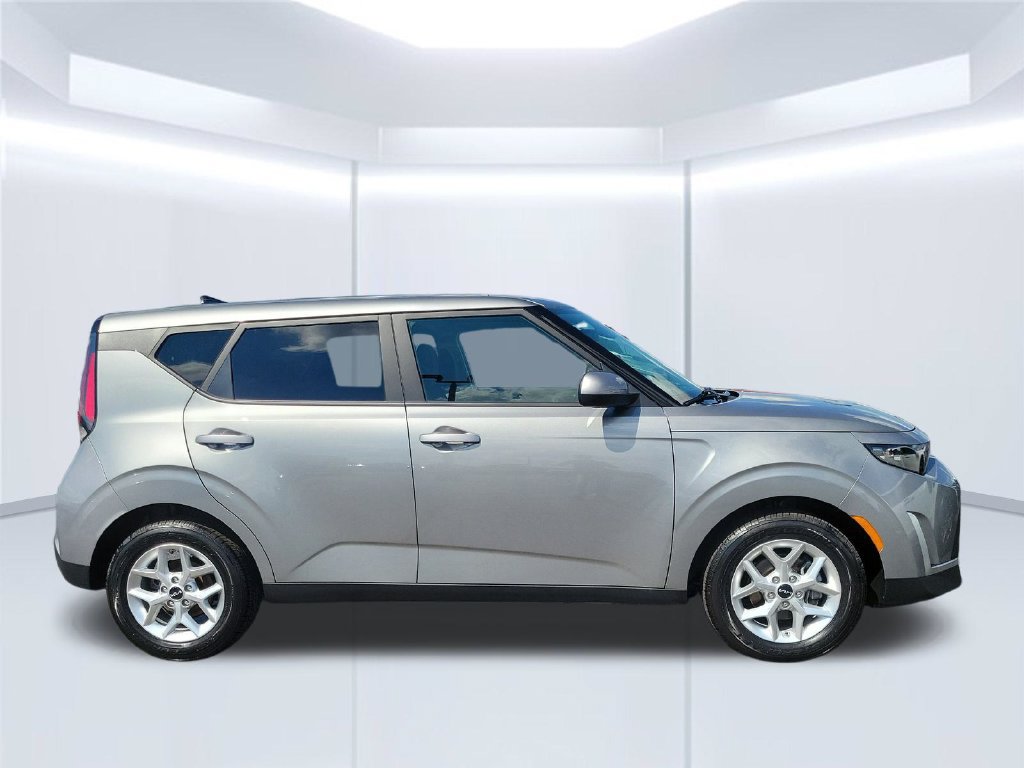 Used 2025 Kia Soul LX w/ LX Technology Package FWD image 4