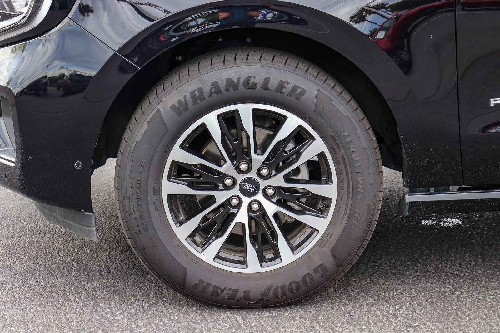 Certified 2025 Ford Expedition Platinum AWD/4WD image 9