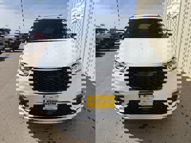 Used 2025 Chrysler Pacifica Limited image 7