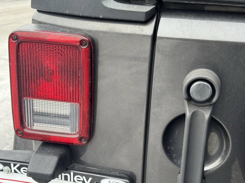 Used 2017 Jeep Wrangler Unlimited Sahara w/ Connectivity Group image 12