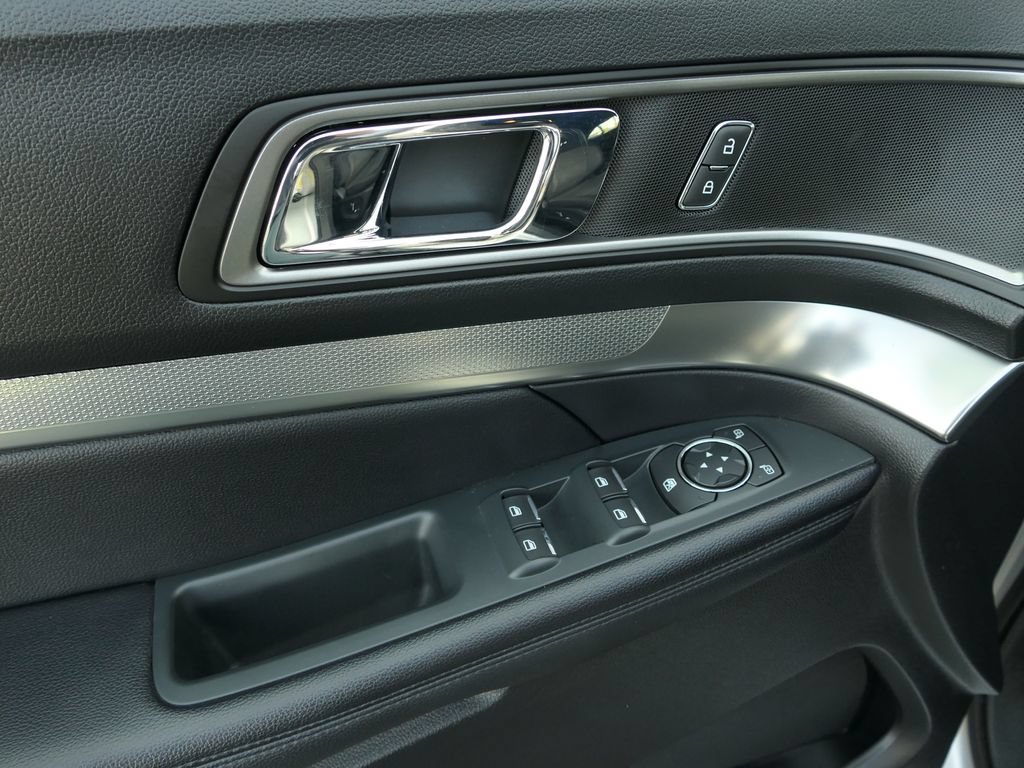 Certified 2018 Ford Explorer XLT w/ Equipment Group 201A FWD image 16