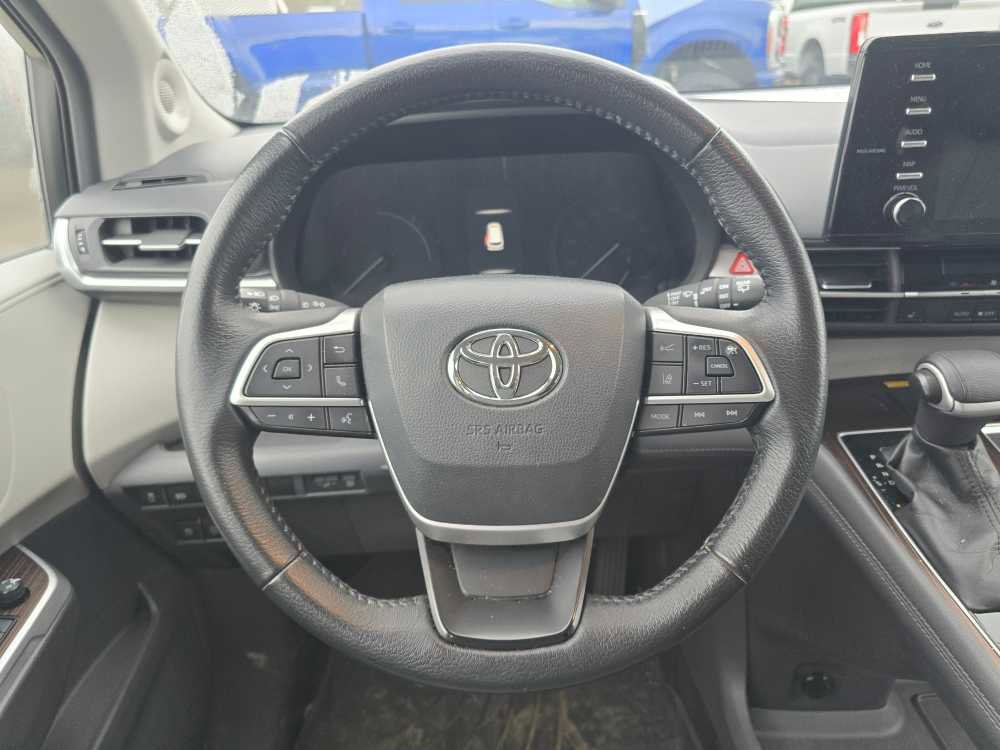 Used 2021 Toyota Sienna XLE image 11