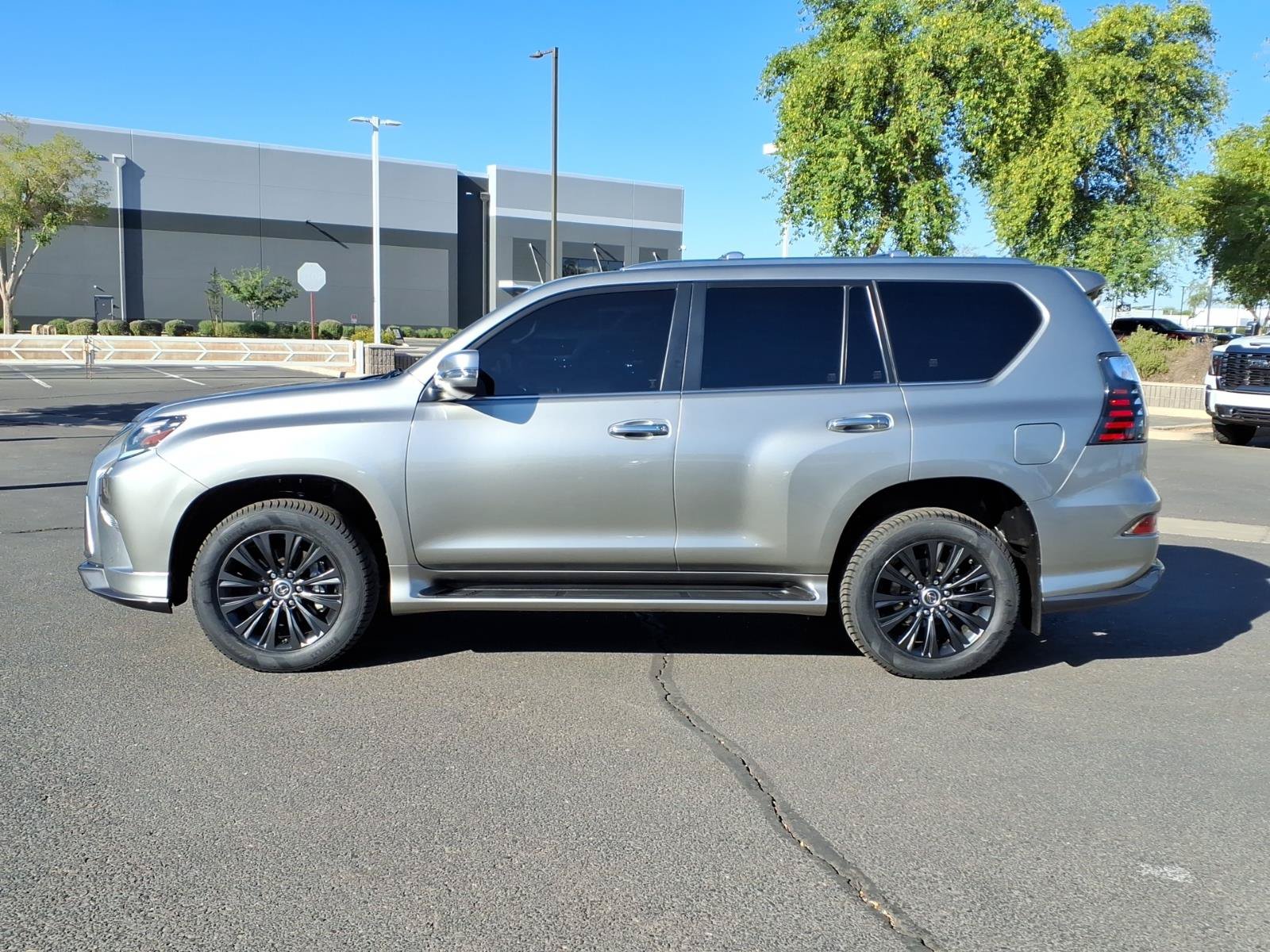 Used 2023 Lexus GX 460 Premium w/ Accessory Package AWD/4WD image 3